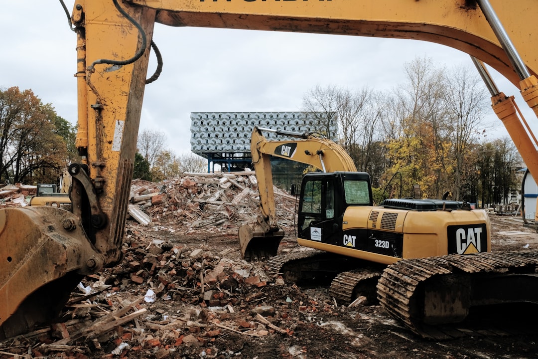 yellow-and-black-heavy-equipment-pg3hfza-izq